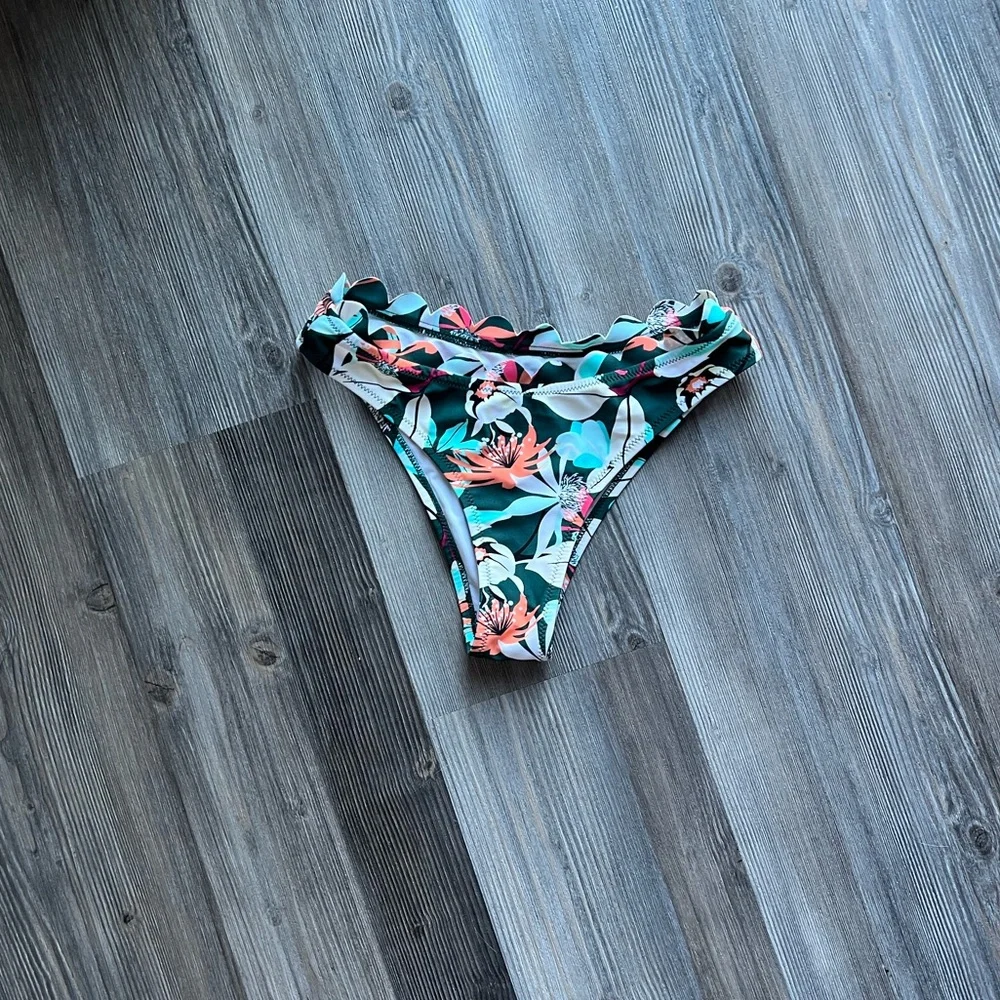 Cupshe Scalloped Floral Bikini Swimsuit Set - Picture 6 of 8
